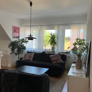 Rymlig Och Modern Laegenhet I Villa. Perfekt Foer Familjer. Med Parkering. Apartment